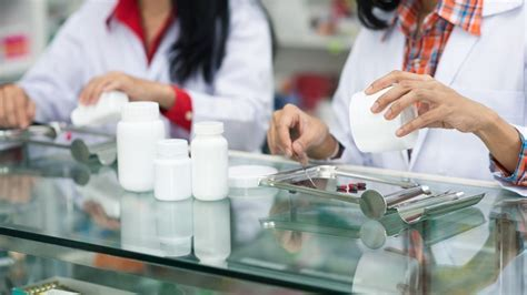 apoteker yang sedang meracik obat